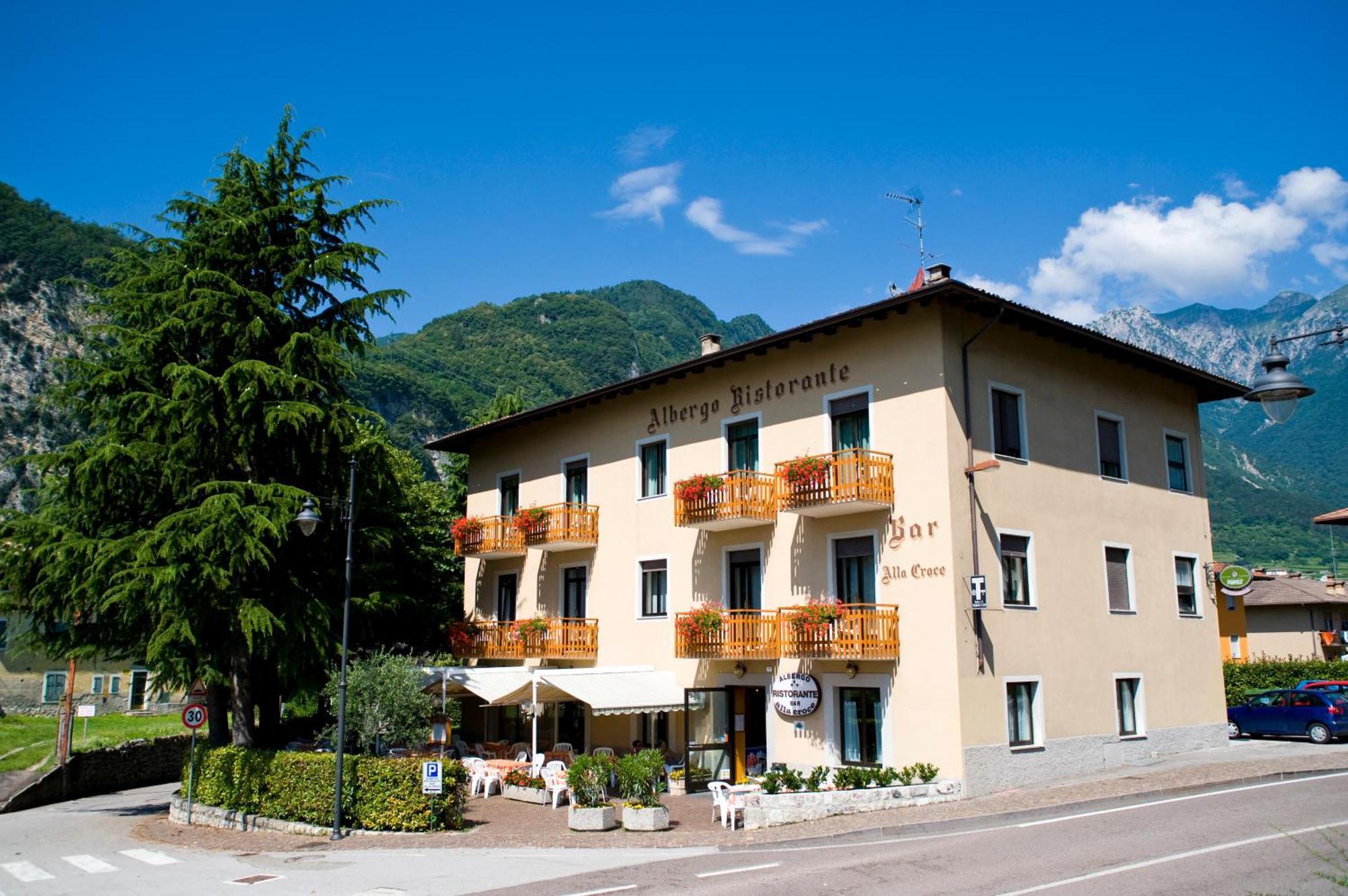 Hotel Antica Croce - Gardaslowemotion Tenno Bagian luar foto